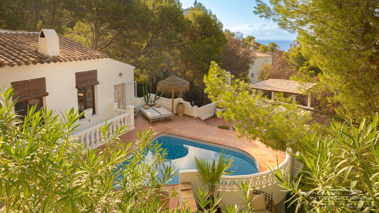 Gerenoveerde Villa in Mediterrane Ibiza-Stijl met Prachtig Zeezicht