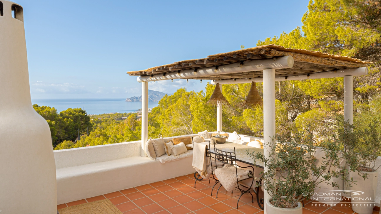 Gerenoveerde Villa in Mediterrane Ibiza-Stijl met Prachtig Zeezicht