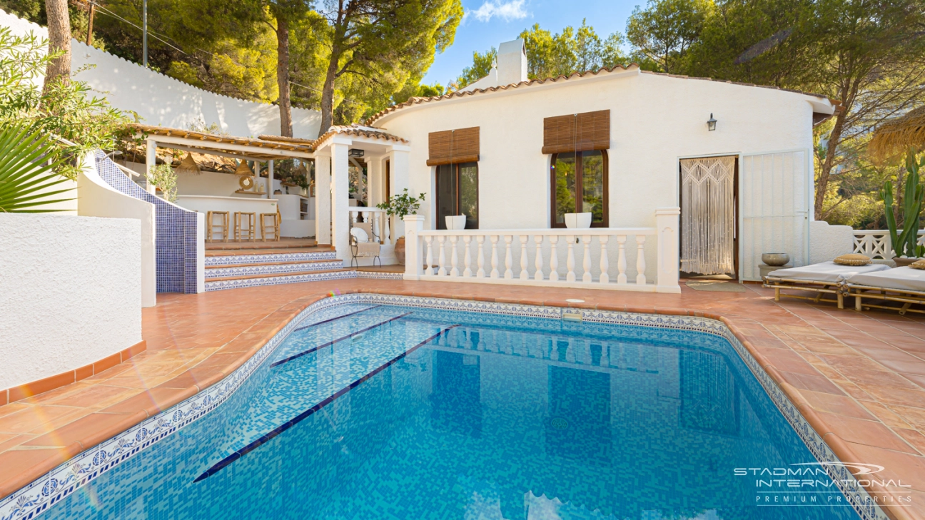 Gerenoveerde Villa in Mediterrane Ibiza-Stijl met Prachtig Zeezicht