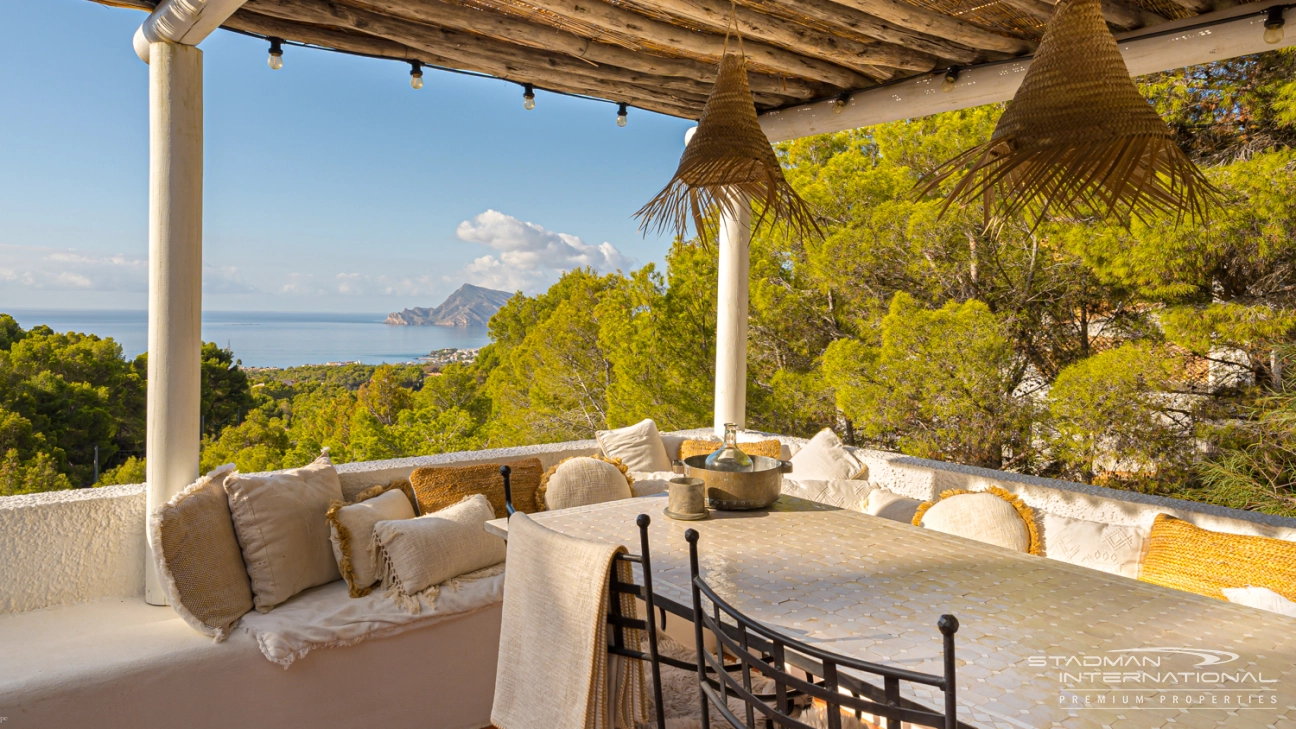 Gerenoveerde Villa in Mediterrane Ibiza-Stijl met Prachtig Zeezicht