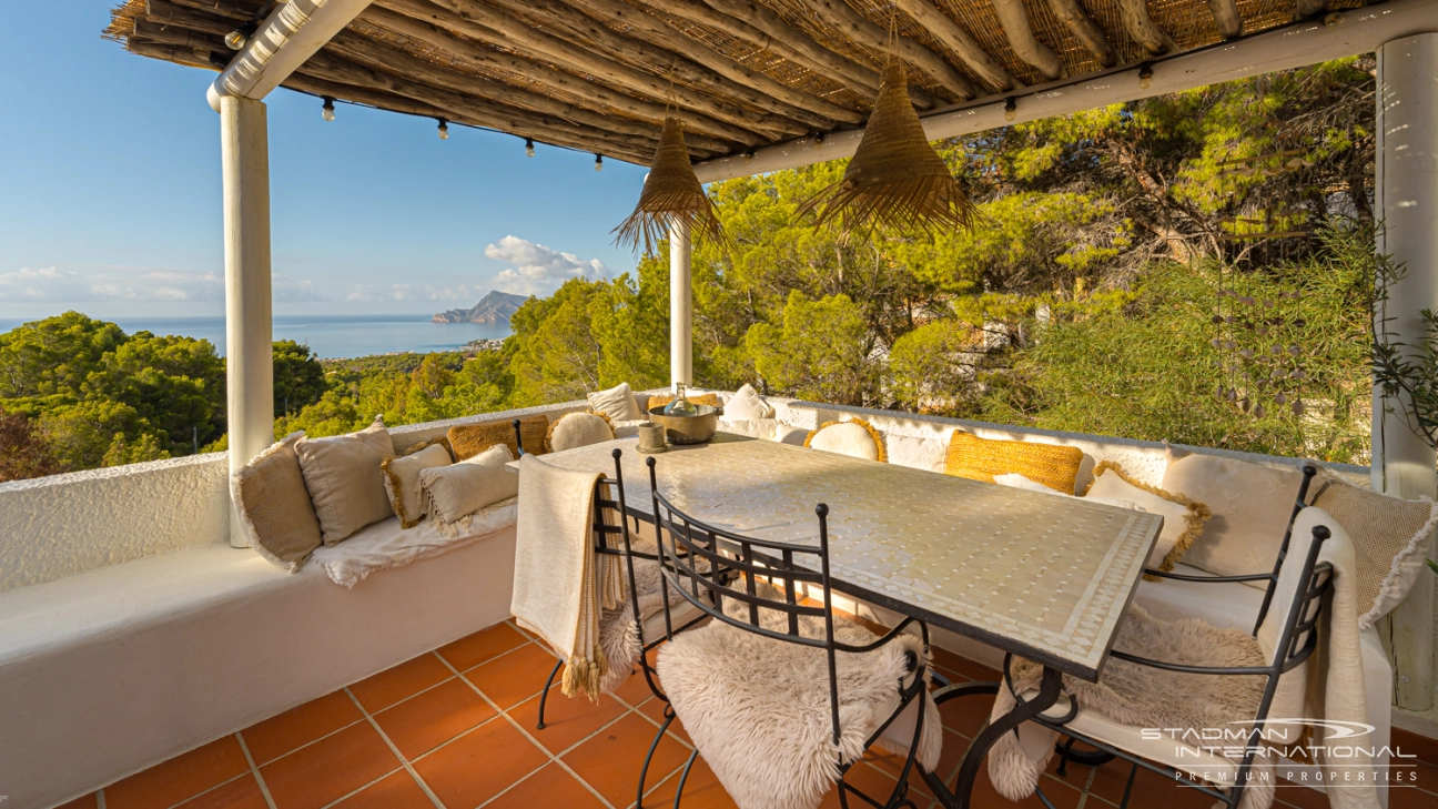 Gerenoveerde Villa in Mediterrane Ibiza-Stijl met Prachtig Zeezicht