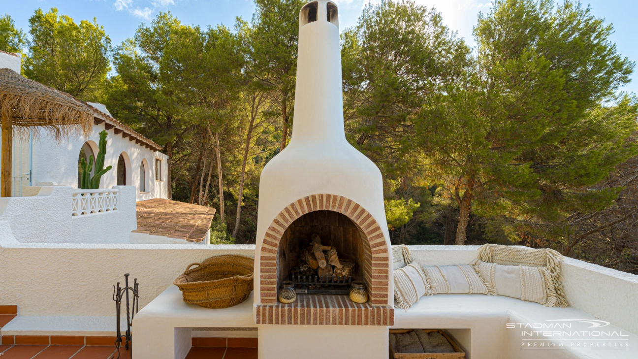 Gerenoveerde Villa in Mediterrane Ibiza-Stijl met Prachtig Zeezicht