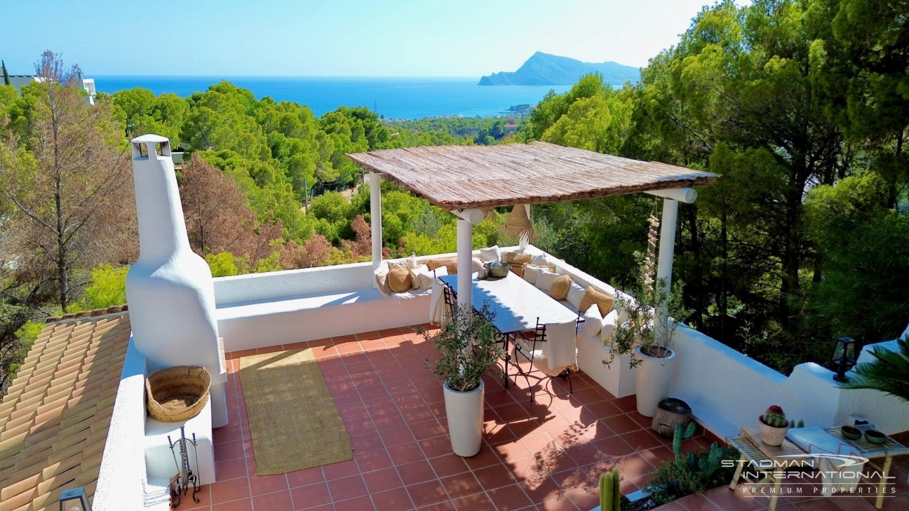 Gerenoveerde Villa in Mediterrane Ibiza-Stijl met Prachtig Zeezicht