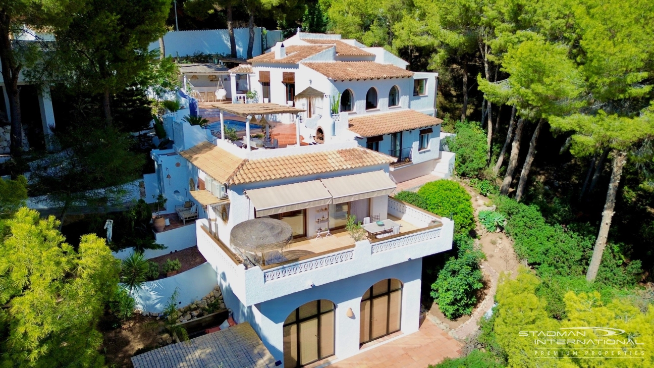 Villa Renovada de Estilo Ibicenco Mediterráneo con Vistas al Mar