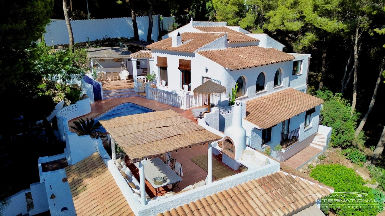 Villa Renovada de Estilo Ibicenco Mediterráneo con Vistas al Mar