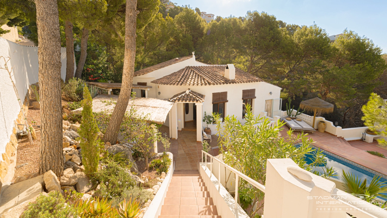 Renovierte Villa im Mediterranen Ibiza-Stil mit schönem Meerblick