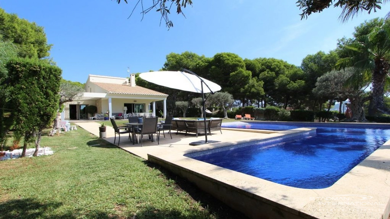 Moderne Villa met Privézwembad, op Loopafstand van het Centrum van Moraira en het Strand