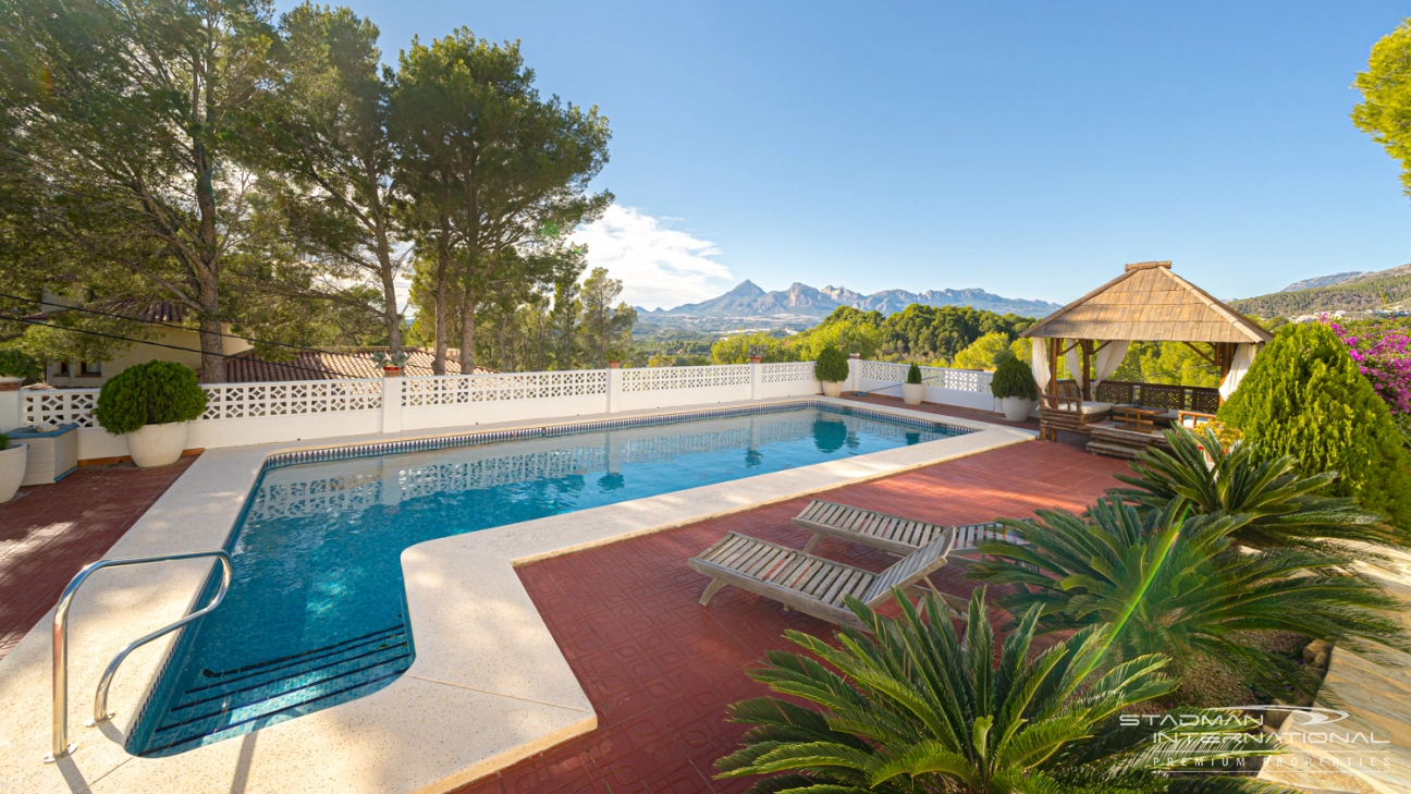 Charmante Villa avec Vue sur les Montagnes, Idéalement située