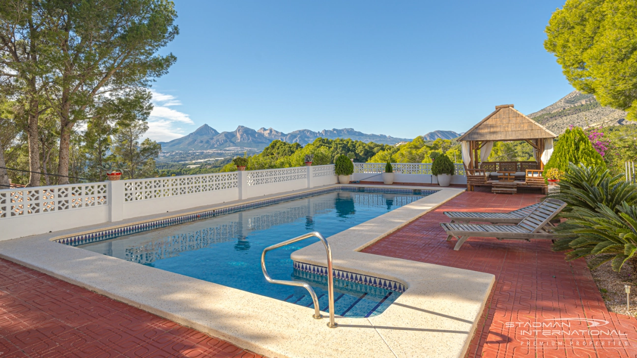 Charmante Villa avec Vue sur les Montagnes, Idéalement située