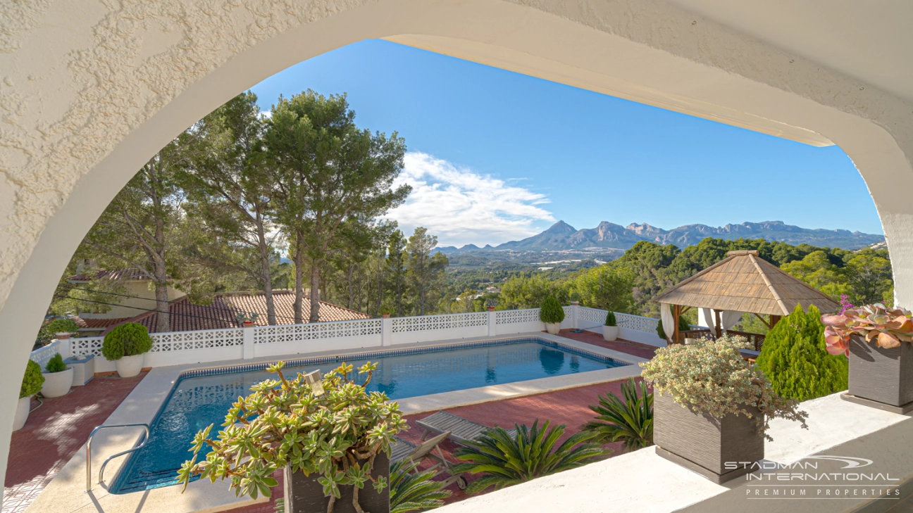 Encantadora Villa con Vistas a las Montañas en una Ubicación Céntrica