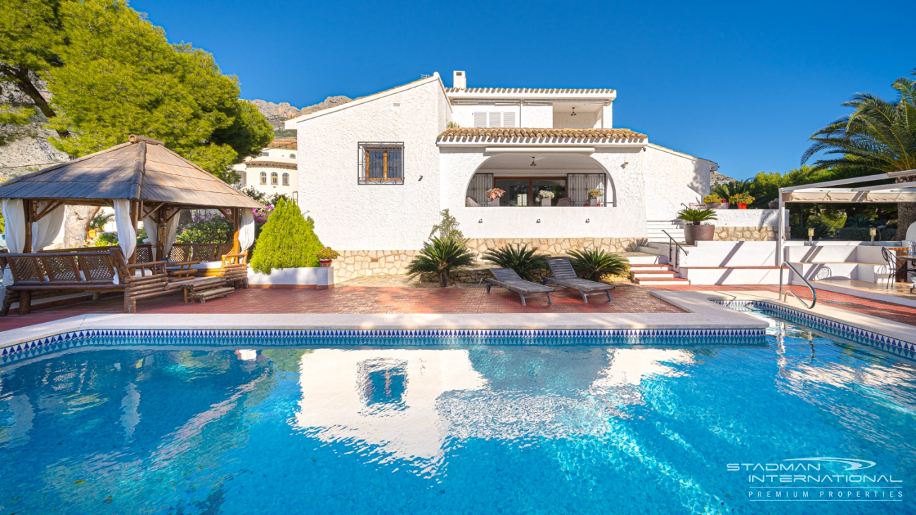 Encantadora Villa con Vistas a las Montañas en una Ubicación Céntrica