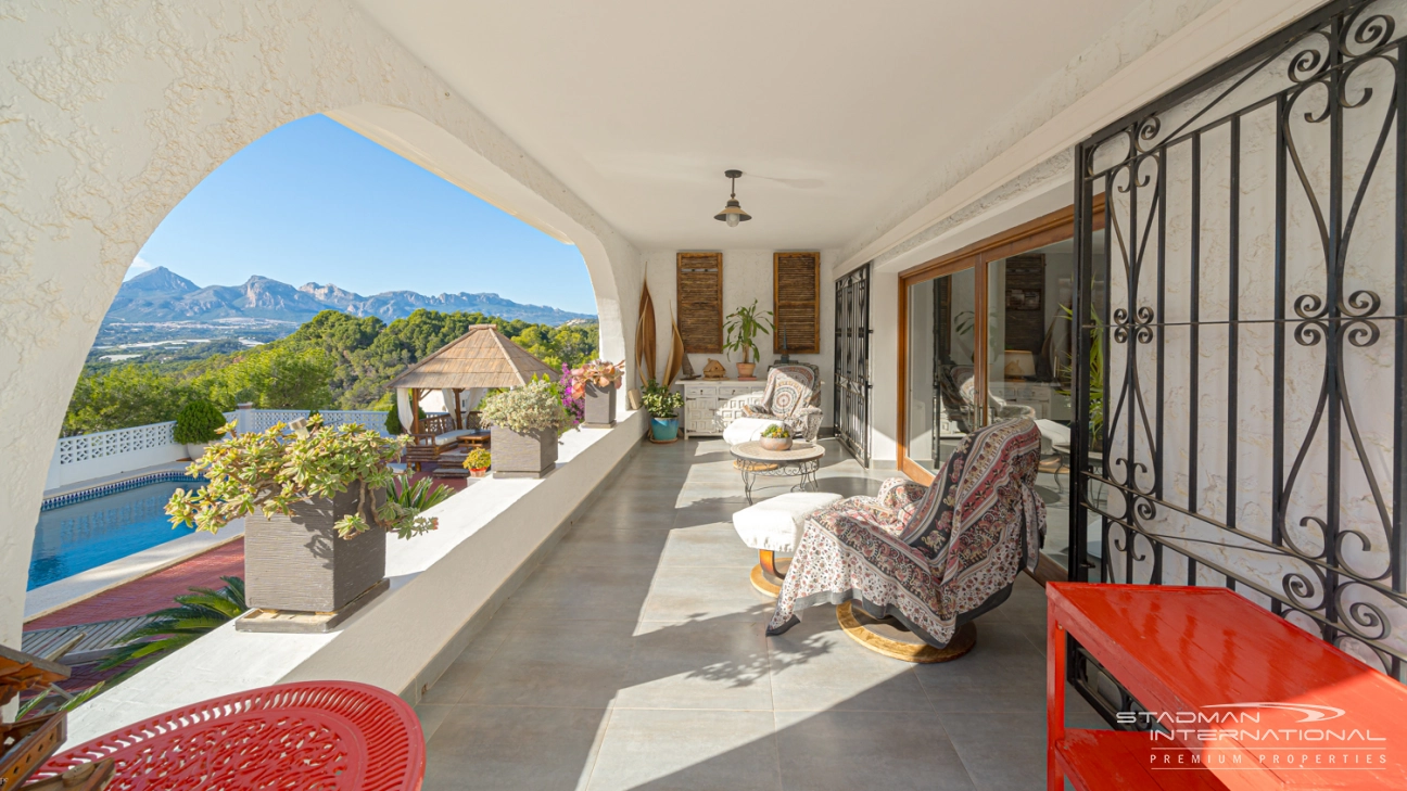 Charming Villa with Mountain Views in a Prime Location