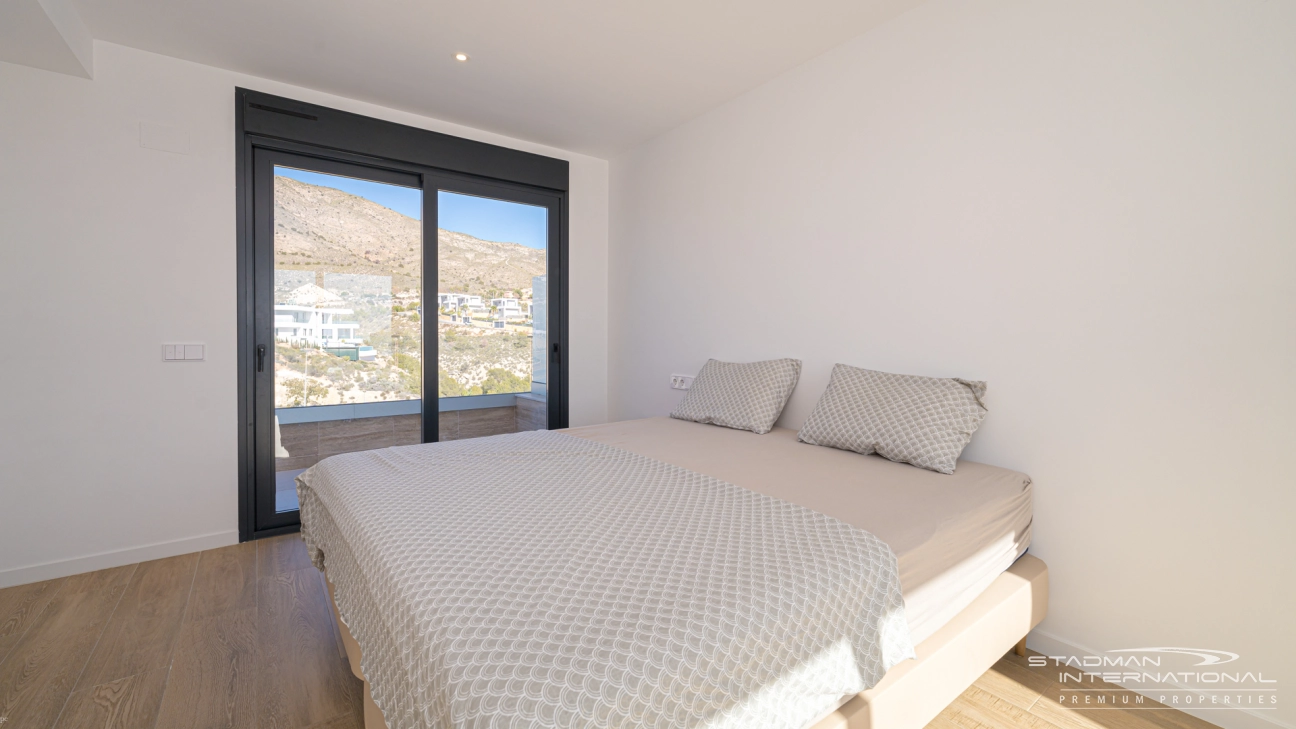 Luxuriöses Eck-Penthouse mit Meerblick und großen Terrassen