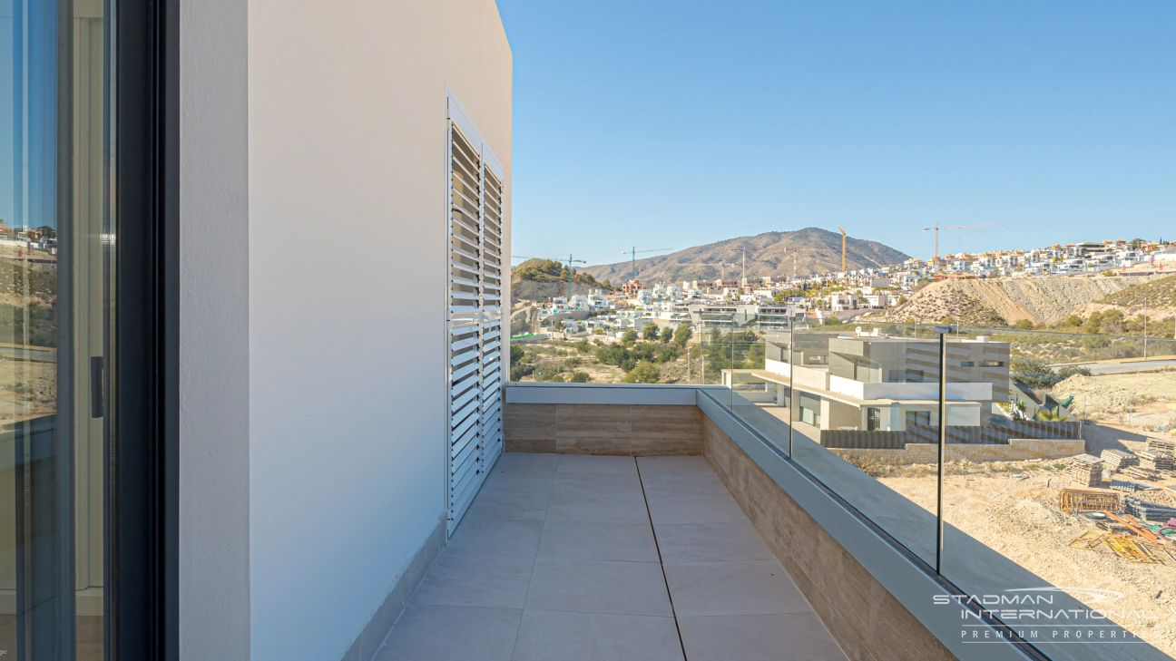 Luxuriöses Eck-Penthouse mit Meerblick und großen Terrassen