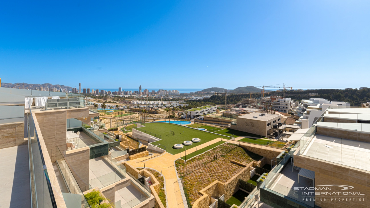 Luxuriöses Eck-Penthouse mit Meerblick und großen Terrassen