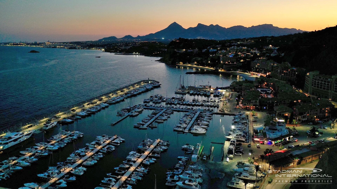 Doppelhaushälfte neben dem Strand und dem Hafen von Campomanes