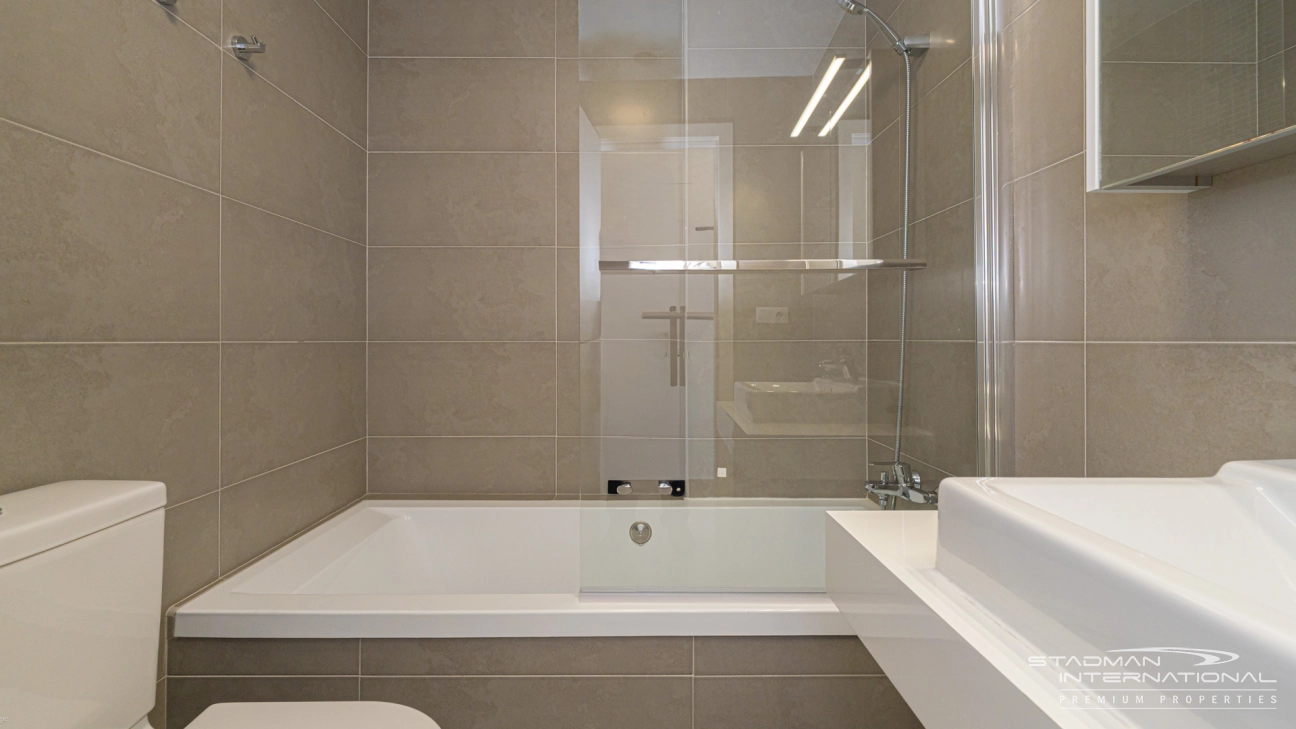 Apartamento Moderno con Vistas al Mar y Amplia Terraza
