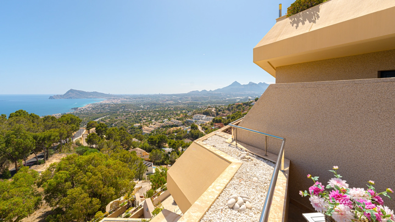 Large Apartment with Beautiful Sea Views in the Sierra de Altea