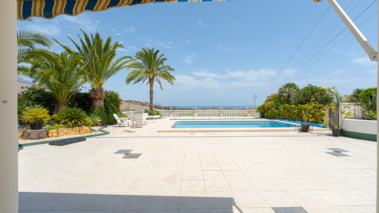 Praktische Villa mit Pool und herrlichem Meerblick