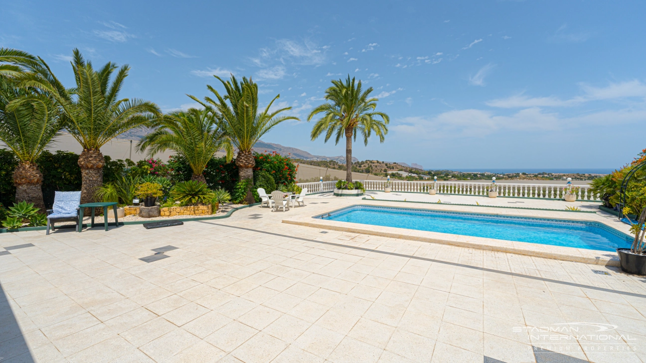 Praktische Villa mit Pool und herrlichem Meerblick