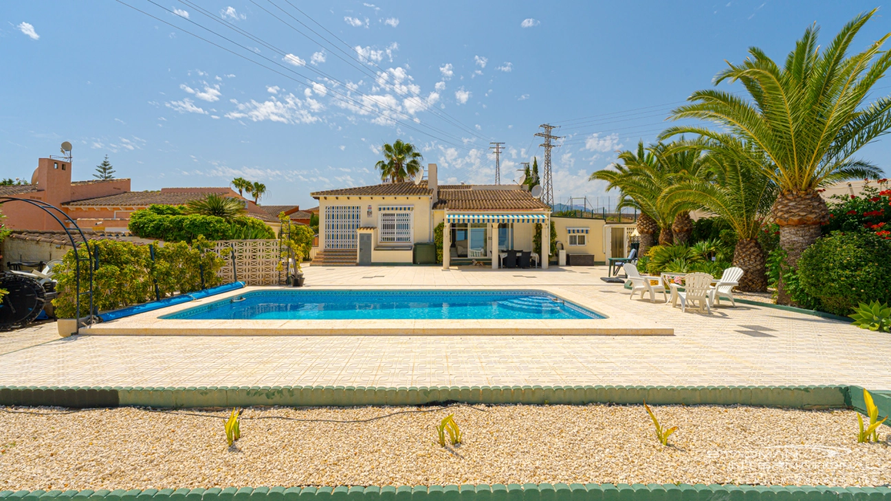 Praktische Villa mit Pool und herrlichem Meerblick