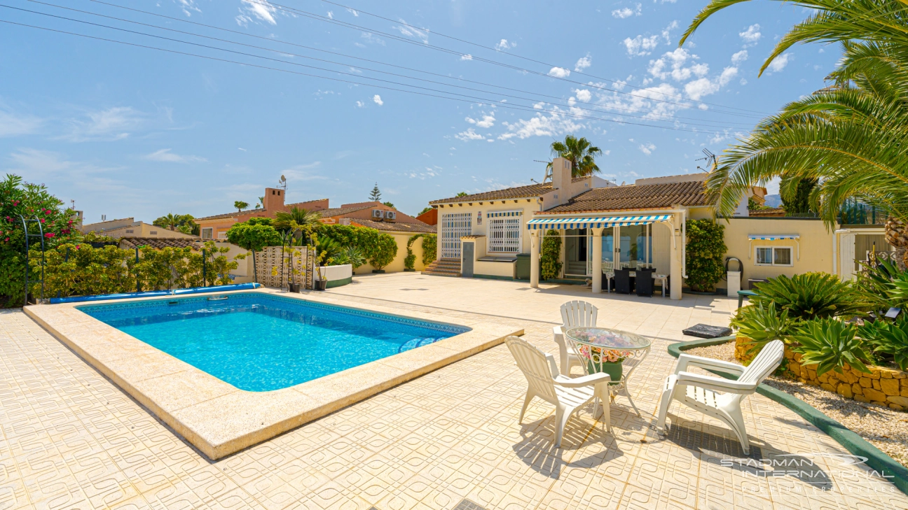 Praktische Villa mit Pool und herrlichem Meerblick