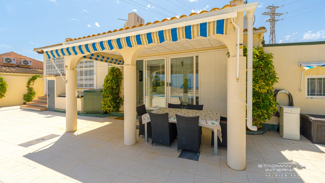 Praktische Villa mit Pool und herrlichem Meerblick