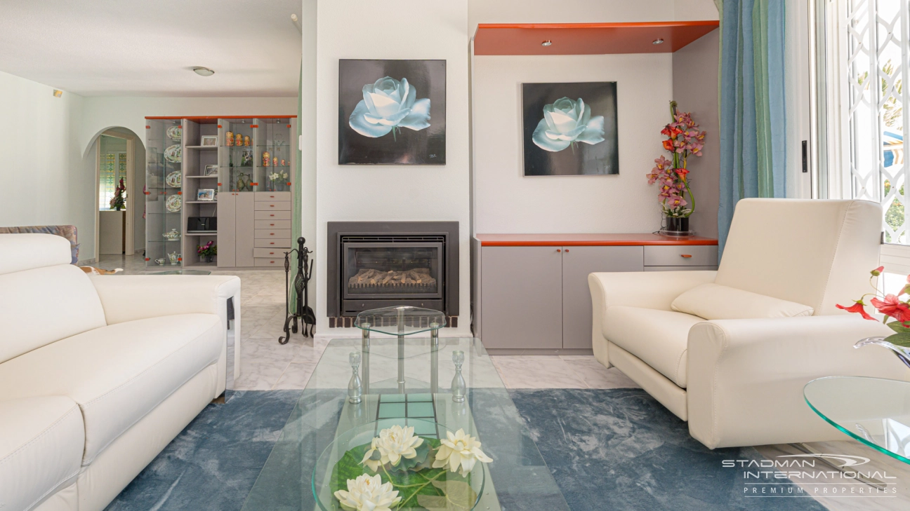 Praktische Villa mit Pool und herrlichem Meerblick