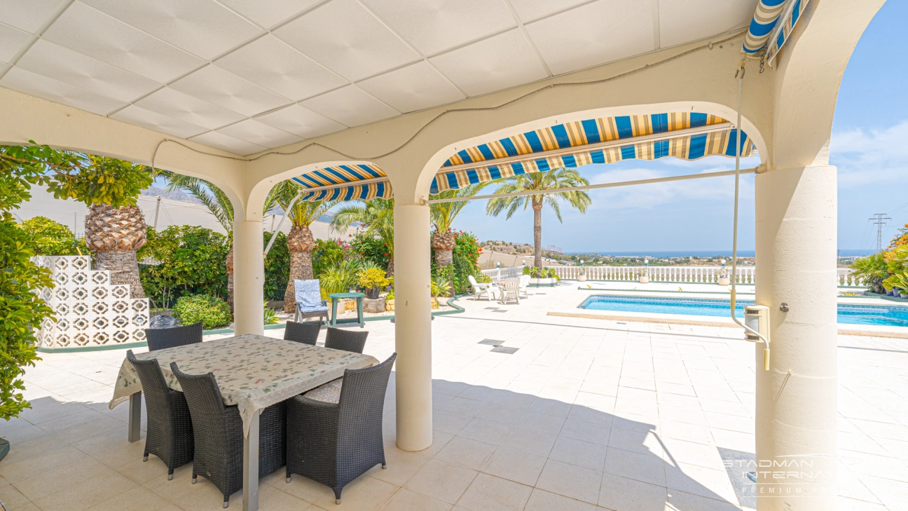 Praktische Villa mit Pool und herrlichem Meerblick