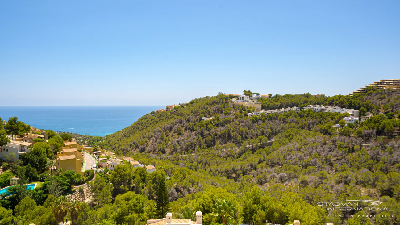 Ático con Amplias Terrazas y Vistas al Mar en Altea Hills