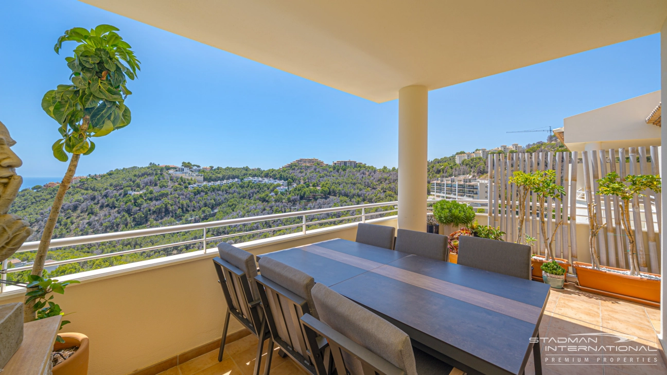 Ático con Amplias Terrazas y Vistas al Mar en Altea Hills