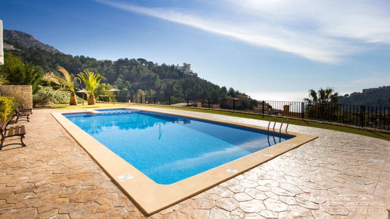 Ático con Amplias Terrazas y Vistas al Mar en Altea Hills