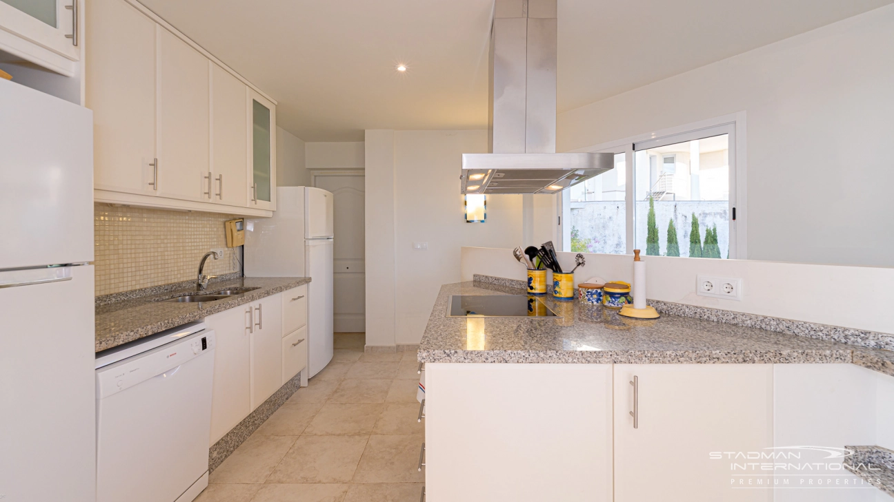 Amplia Villa Familiar con Apartamento y Hermosas Vistas al Mar