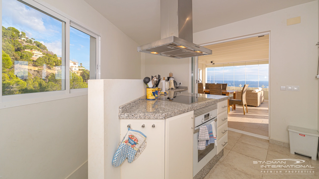 Amplia Villa Familiar con Apartamento y Hermosas Vistas al Mar