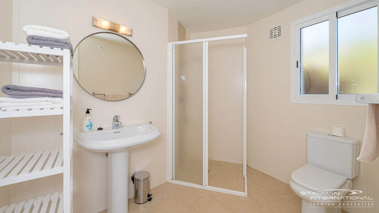 Amplia Villa Familiar con Apartamento y Hermosas Vistas al Mar