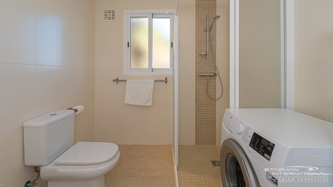 Amplia Villa Familiar con Apartamento y Hermosas Vistas al Mar