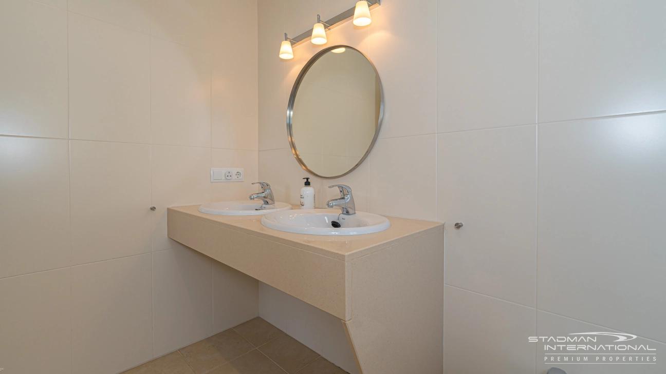 Amplia Villa Familiar con Apartamento y Hermosas Vistas al Mar