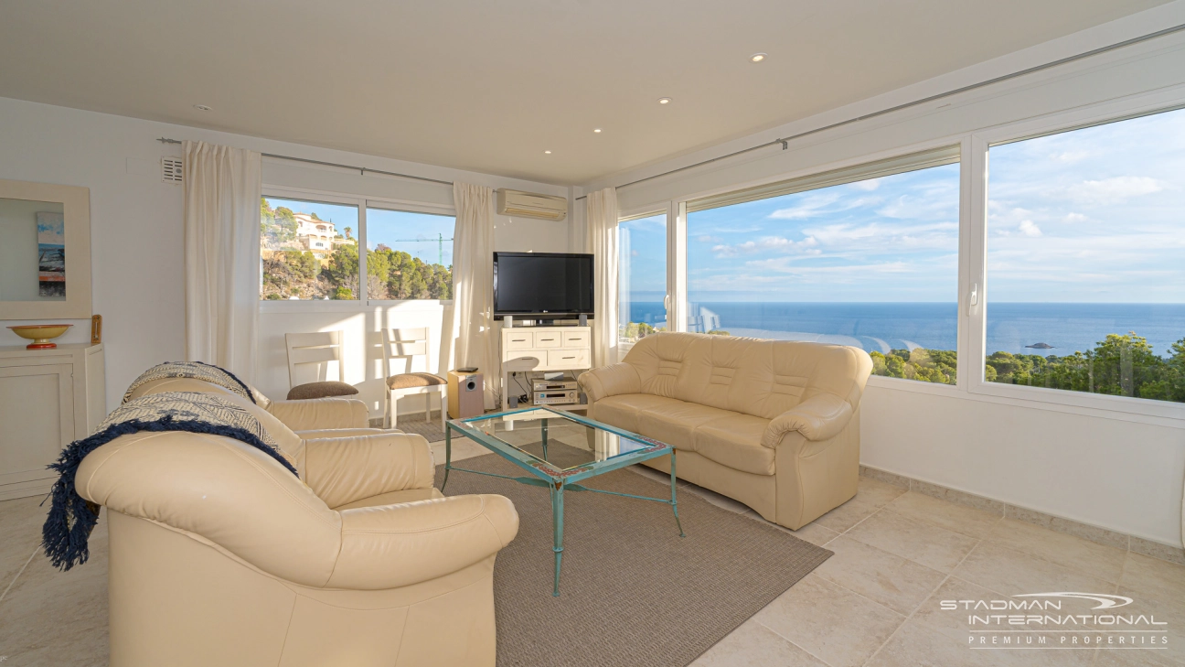 Amplia Villa Familiar con Apartamento y Hermosas Vistas al Mar