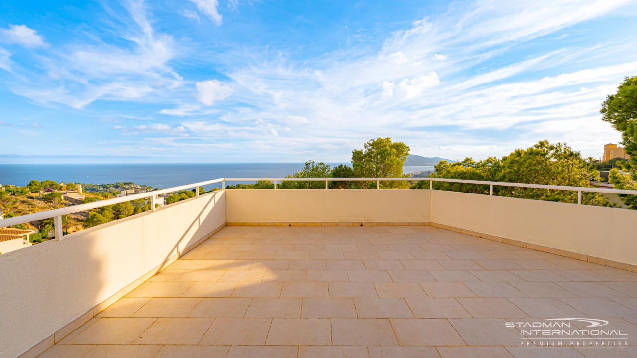 Amplia Villa Familiar con Apartamento y Hermosas Vistas al Mar