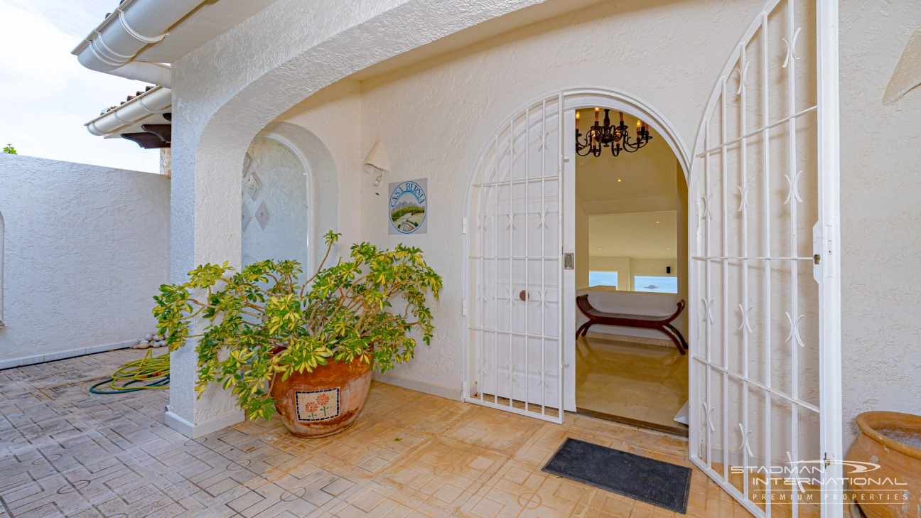 Amplia Villa Familiar con Apartamento y Hermosas Vistas al Mar