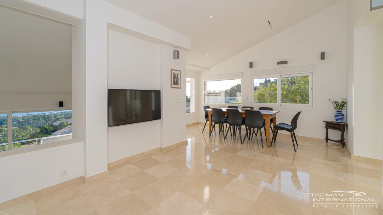 Amplia Villa Familiar con Apartamento y Hermosas Vistas al Mar