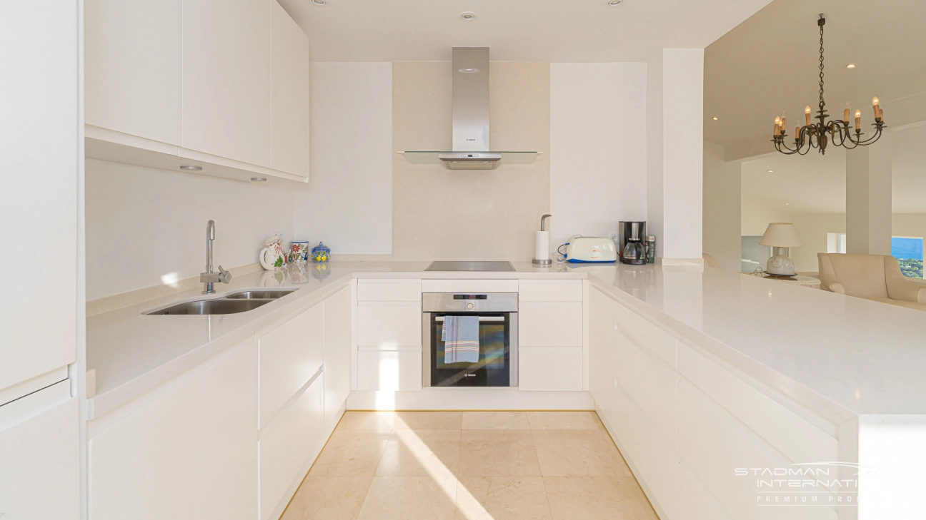 Amplia Villa Familiar con Apartamento y Hermosas Vistas al Mar