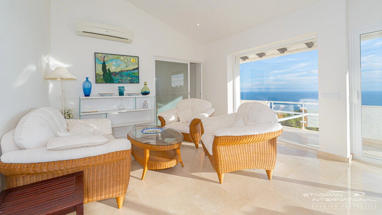 Amplia Villa Familiar con Apartamento y Hermosas Vistas al Mar