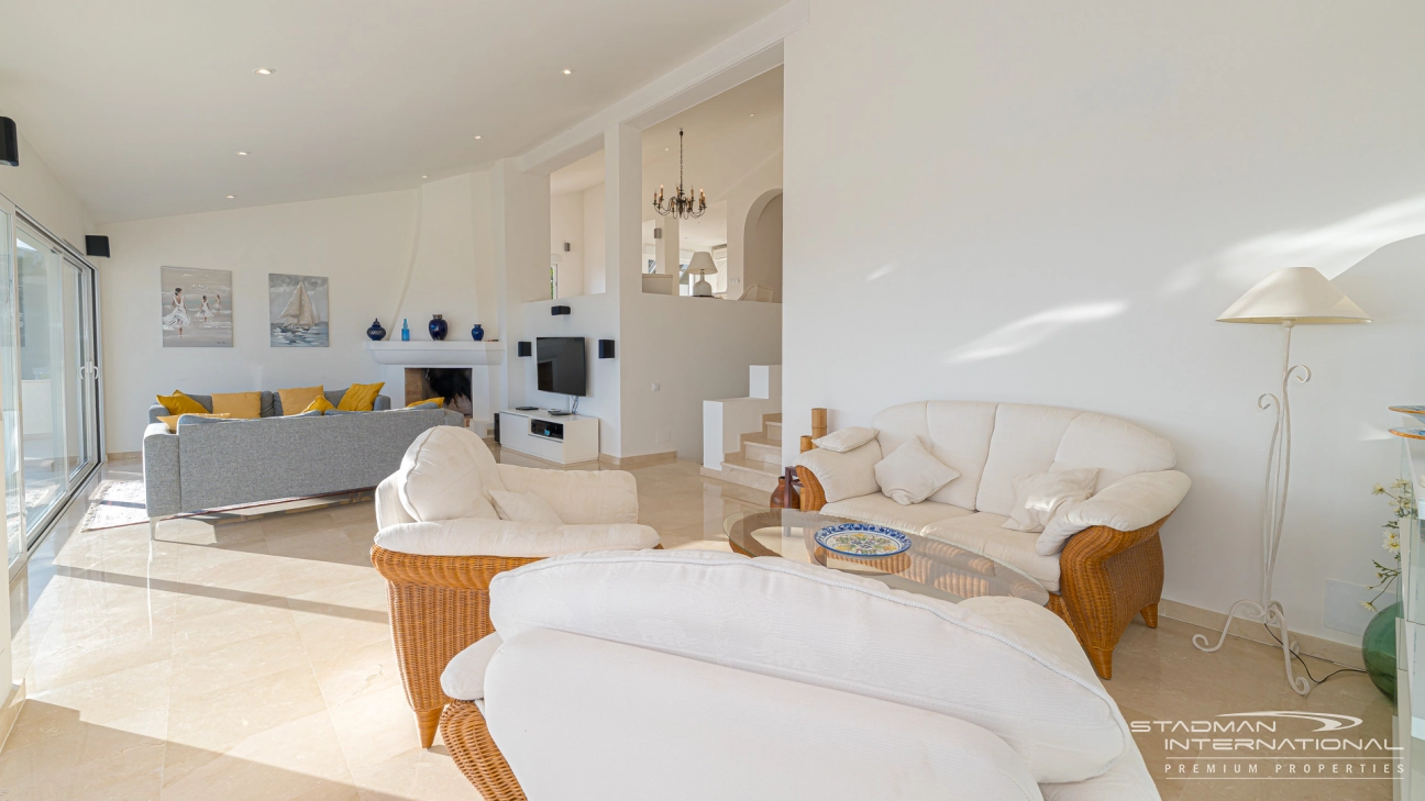 Amplia Villa Familiar con Apartamento y Hermosas Vistas al Mar