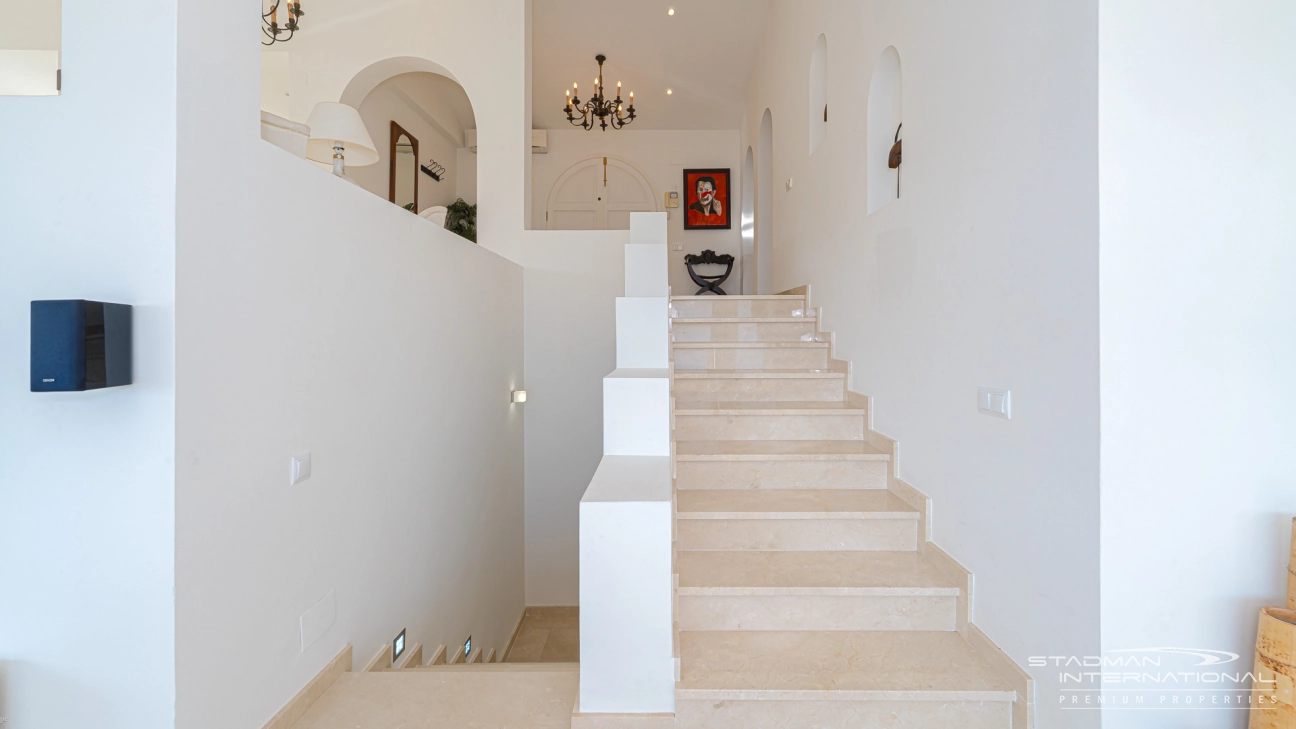 Amplia Villa Familiar con Apartamento y Hermosas Vistas al Mar