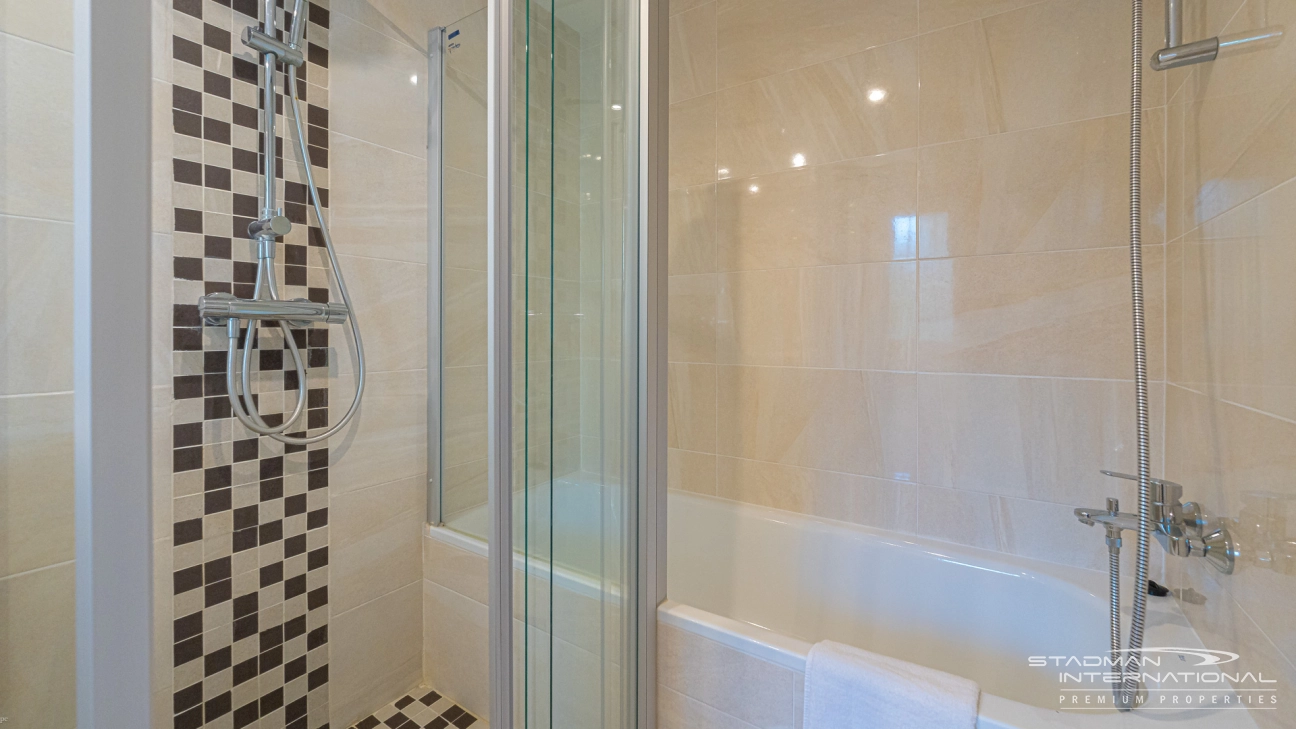 Amplia Villa Familiar con Apartamento y Hermosas Vistas al Mar