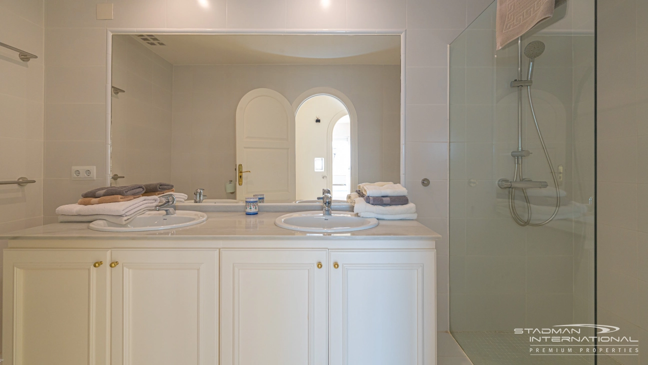 Amplia Villa Familiar con Apartamento y Hermosas Vistas al Mar