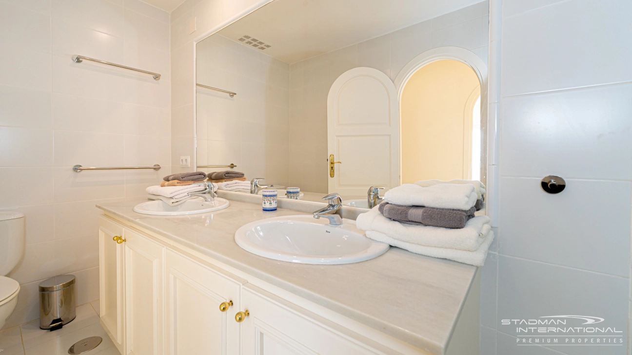 Amplia Villa Familiar con Apartamento y Hermosas Vistas al Mar