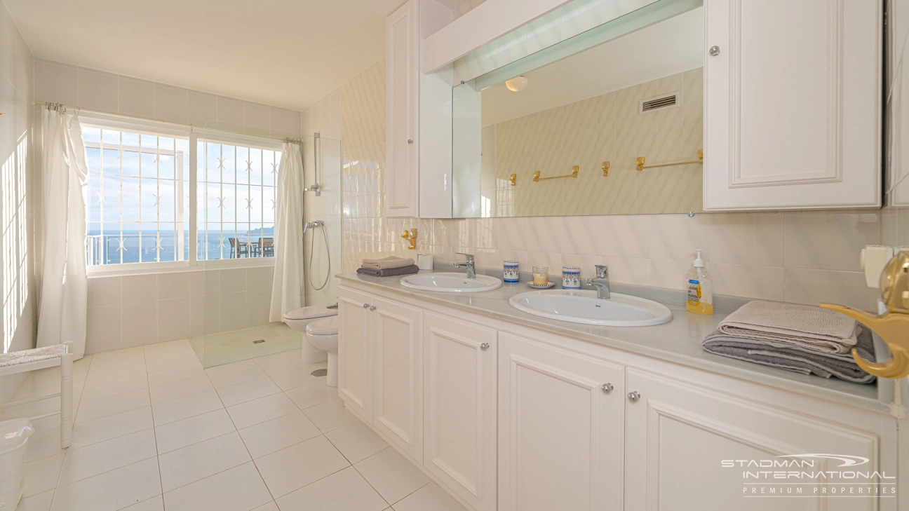 Amplia Villa Familiar con Apartamento y Hermosas Vistas al Mar