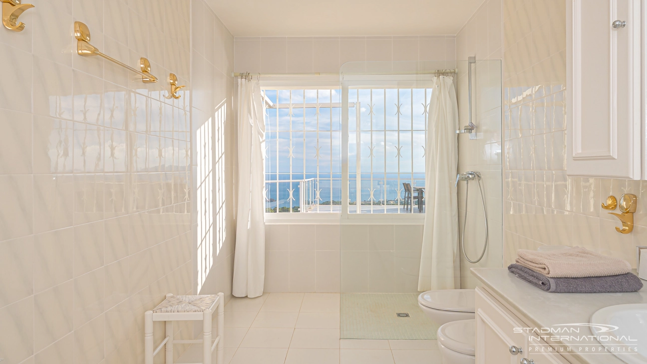 Amplia Villa Familiar con Apartamento y Hermosas Vistas al Mar